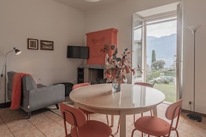 Apartment, Terrasse | Wohnbereich | 35-Zoll-Fernseher mit Digitalempfang
