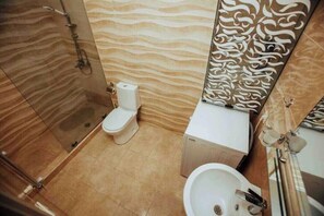 Chuveiro, secador de cabelo, toalhas de banho, sabonete