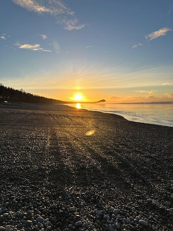 Beach. Warm, open suite in cottage on the bay.