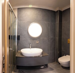 Shower, hydromassage showerhead, hair dryer, slippers - Massımo Hotel (Istanbul)