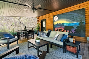 Outdoor dining - Secluded Retreat| Hot Tub| Games| Firepit (Sevierville)