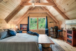 2 bedrooms, iron/ironing board, free WiFi, bed sheets - Secluded Retreat| Hot Tub| Games| Firepit (Sevierville)