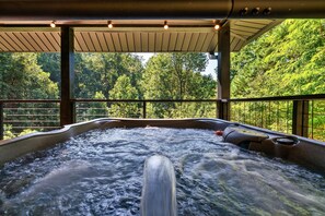 Outdoor spa tub - Secluded Retreat| Hot Tub| Games| Firepit (Sevierville)