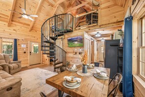 Smart TV, fireplace, video games, DVD player - Private Retreat| Hot Tub| Games| Minutes to Attractions (Sevierville)
