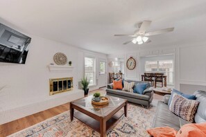 Televisión, chimenea, oficina