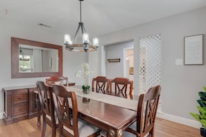 Dining - Cul-De-sac - Pet-Friendly - Sleeps 9 home – Ideal for long Stays! (Carrollton)