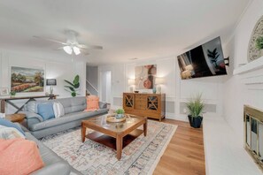 Televisión, chimenea, oficina