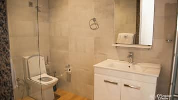 Apartamento conforto, 1 cama Queen e sofá-cama, varanda, vista para a piscina | Banheiro | Chuveiro/banheira combinados, produtos de toalete grátis