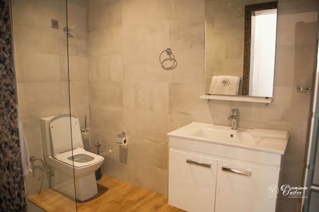 Apartamento Confort, 1 cama de matrimonio con sofá cama, patio, vistas a la piscina | Baño | Ducha y bañera combinadas y artículos de higiene personal gratuitos. Premium Suites Marrakech