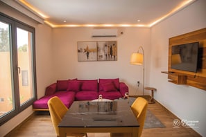 Comfort Apartment, 1 Queen Bed with Sofa bed, Patio, Pool View | Living area