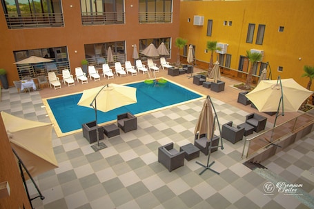 Una piscina al aire libre. Premium Suites Marrakech