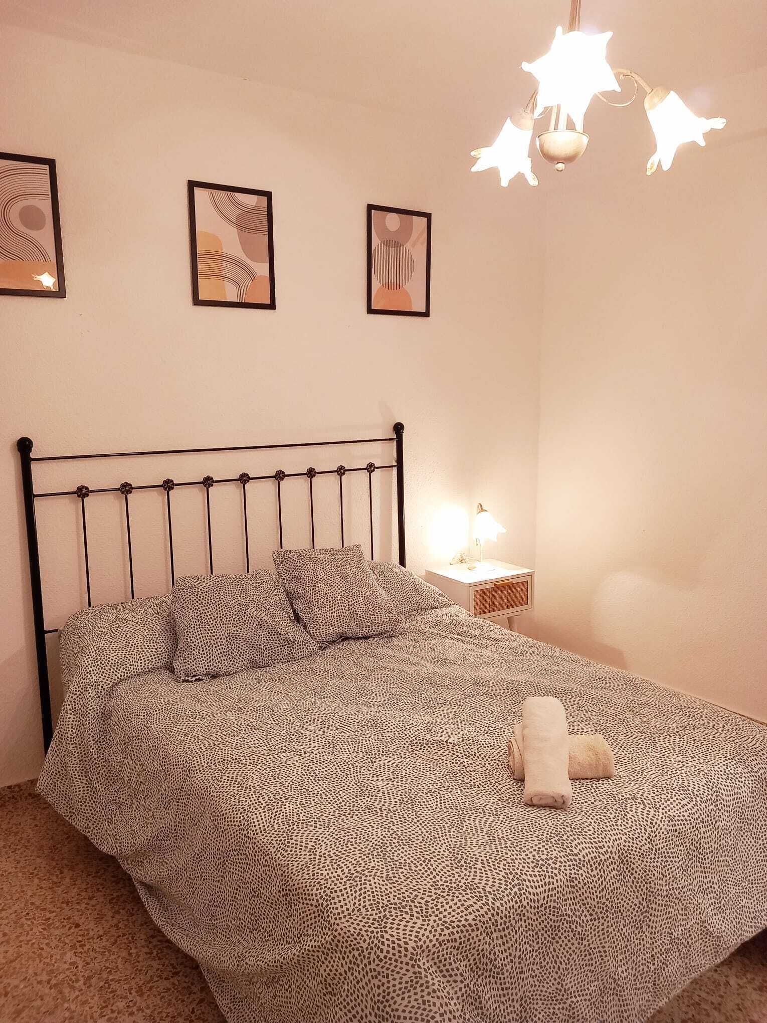 2 slaapkamers, een strijkplank/strijkijzer, gratis wifi, beddengoed