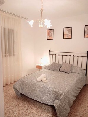 2 bedrooms, iron/ironing board, free WiFi, bed sheets