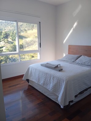 2 bedrooms, desk, WiFi, bed sheets