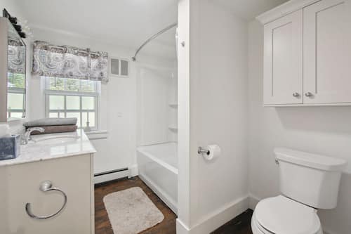 Homestead Suite 1st Floor | Baño | Artículos de higiene personal de diseño, secador de pelo y toallas