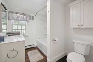 Homestead Suite 1st Floor | Bathroom | Designer toiletries, hair dryer, towels, soap - The Cottage Inn At Amos Lake (Preston)