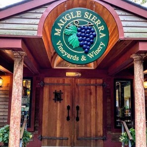 A wooden building with a sign that reads "Maugle Sierra Vineyards & Winery". - The Cottage Inn At Amos Lake (Preston)