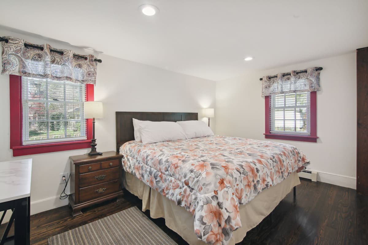 Kamar Single, 1 Tempat Tidur King, kamar mandi pribadi, pemandangan taman | Seprai premium, Wi-Fi gratis, dan didekorasi berbeda-beda