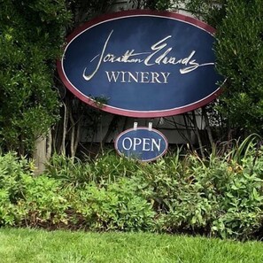 A sign for Jordan Cove Winery with an 'OPEN' sign below it. - The Cottage Inn At Amos Lake (Preston)