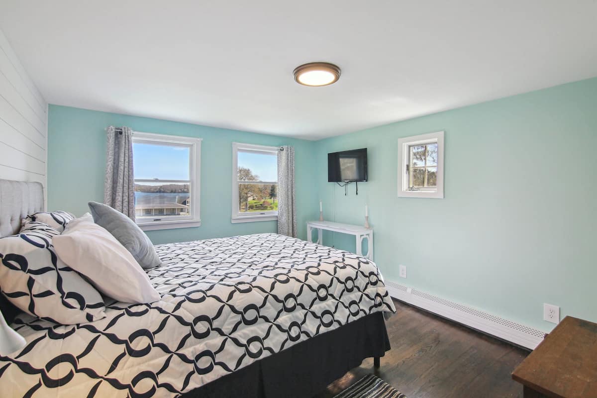 Morning View Suite 2nd Floor | Área de sala de estar | Smart TV de 40 pulgadas con canales digitales, Netflix y Hulu