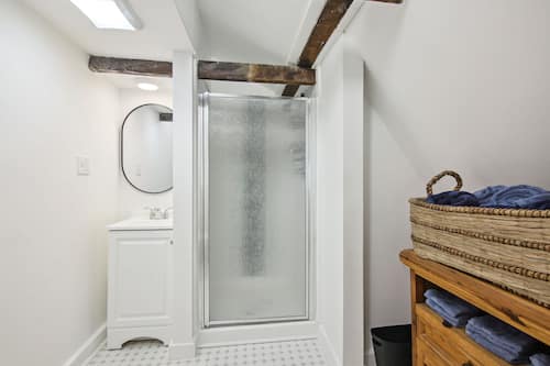 Woodstock Suite 2nd Floor | Salle de bain | Articles de toilette griffés, séchoir à cheveux, serviettes fournies