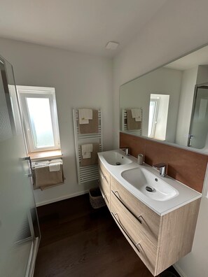 Douche, séchoir à cheveux, serviettes fournies, papier de toilette