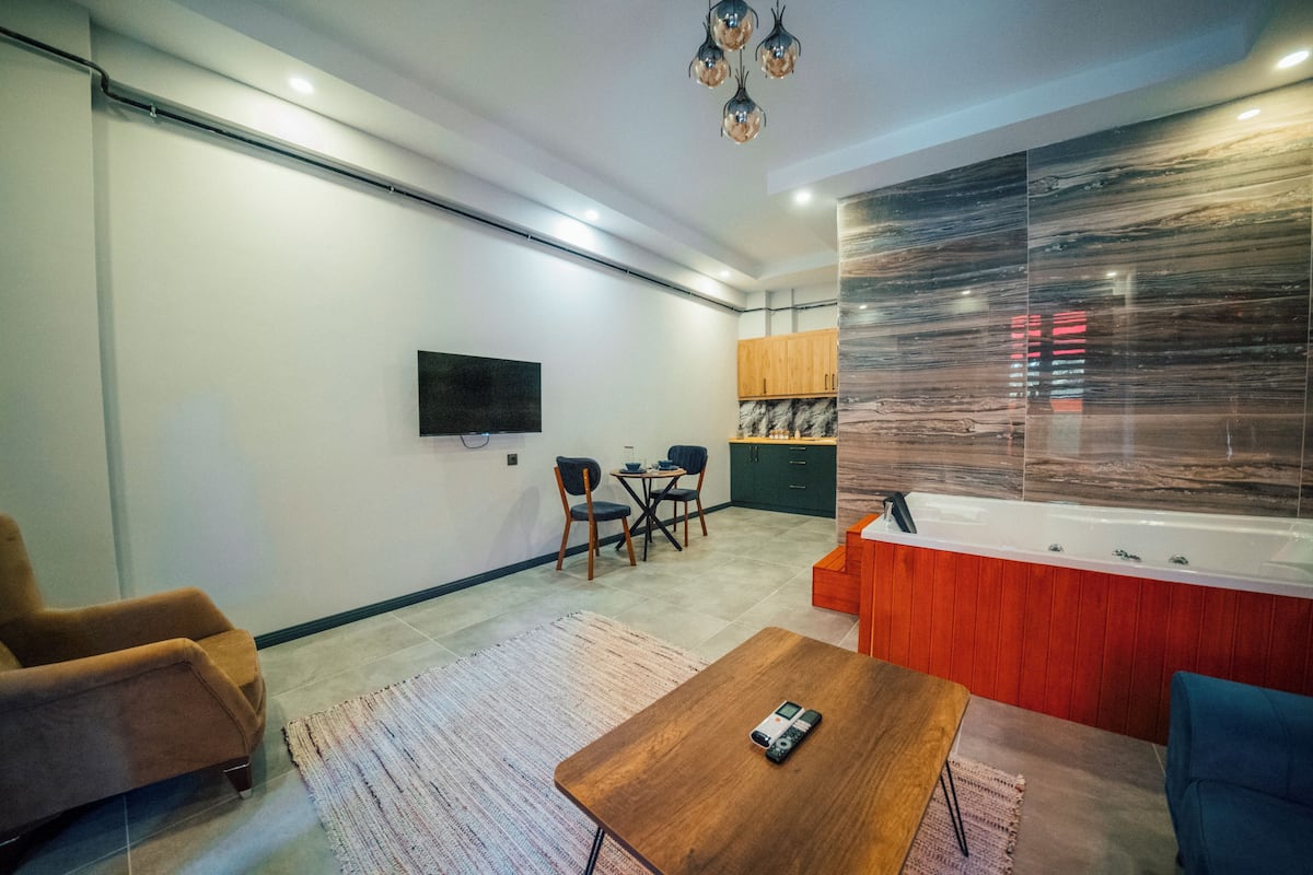 Deluxe-Maisonette, 1 Schlafzimmer, Nichtraucher, Kochnische | Wohnbereich | 100-Zoll-Smart-TV mit Kabelempfang, Fußbodenheizung