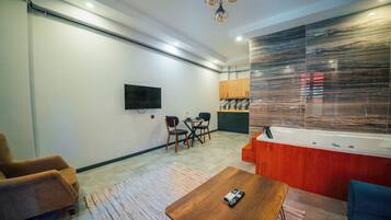 Dúplex Deluxe, 1 dormitori, no fumadors, cuina bàsica | Sala d'estar | Televisor intel·ligent de 100 polzades amb canals per cable