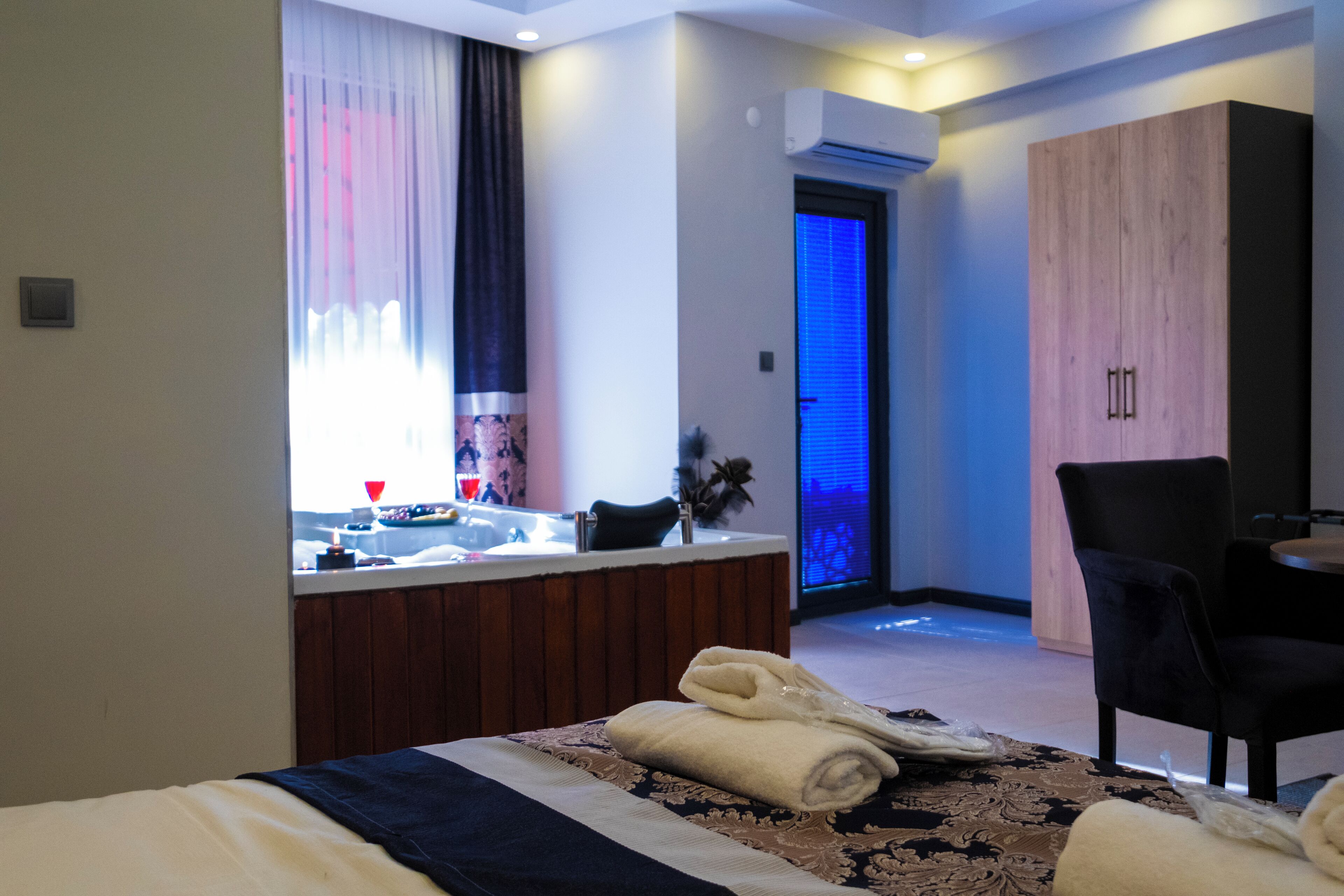 Bộ đồ giường cao cấp, minibar, trang trí khác biệt 