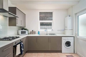 Frigorifero, microonde, forno, tostapane