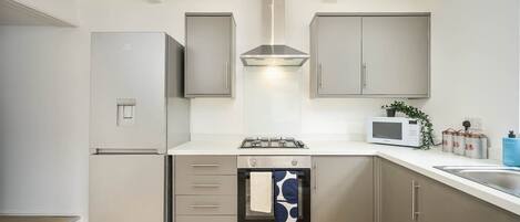 ثلاجة، ميكروويف، فرن، محمصة خبز