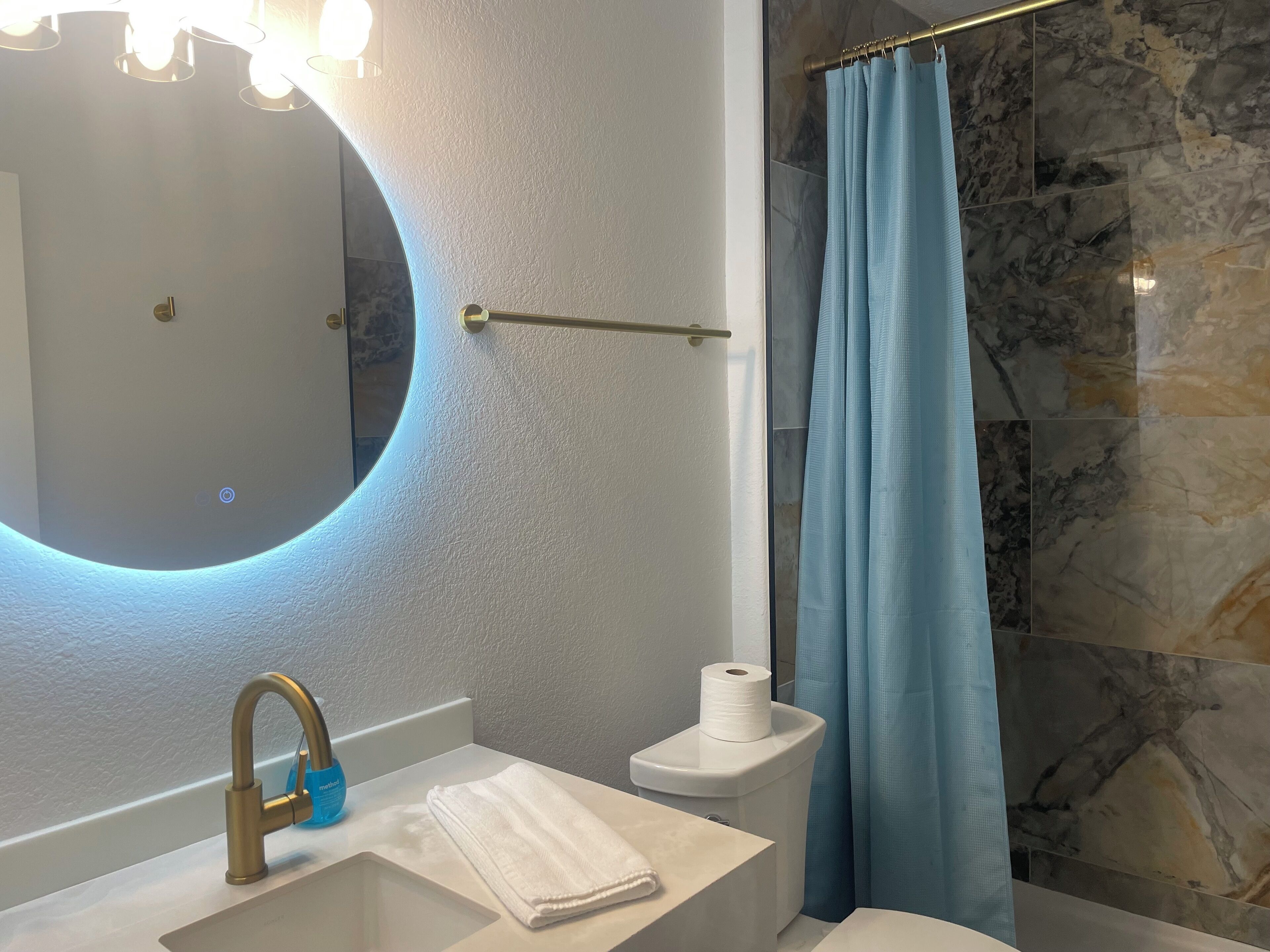 Toallas, jabón, papel de baño 