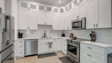 Kjøleskap, mikrobølgeovn, ovn og kokeplater