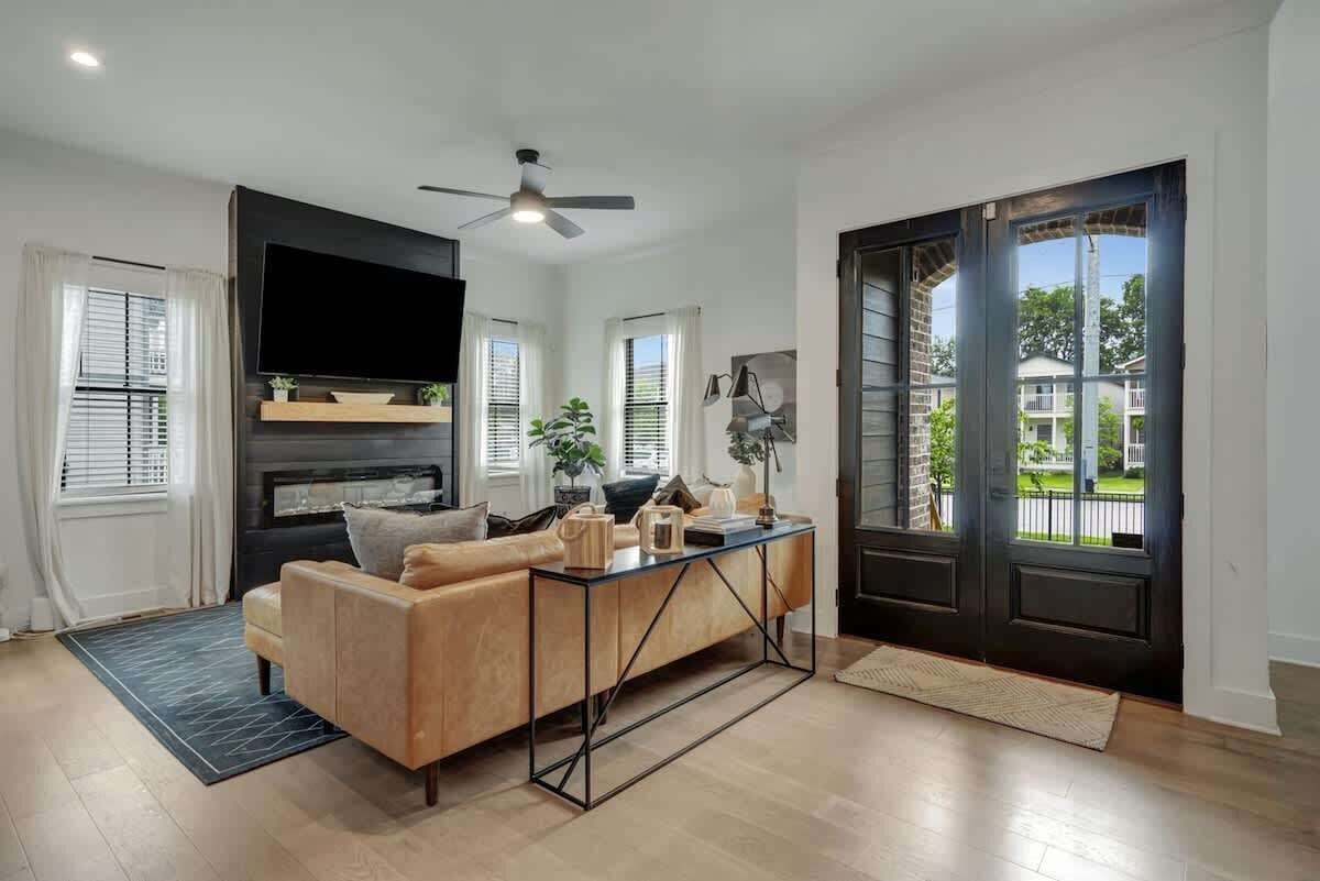 Fernseher, Kamin, Videospiele, Arbeitsbereiche