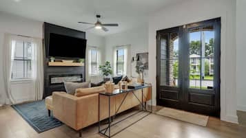 Una televisión, una chimenea, videojuegos, una oficina