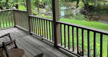Cozy Nottely River Cabin. Close to lake, hiking trails, and Vogel State Park.