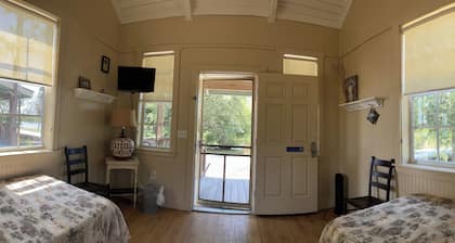 Jiggs Landing, Cabin 1 - Old World Preserve Side