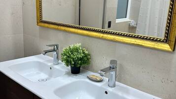 Deluxe Double Room, Pool View | Bathroom | Free toiletries, towels, soap, shampoo