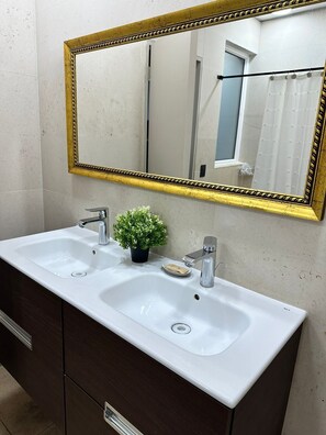 Deluxe Double Room, Pool View | Bathroom | Free toiletries, towels, soap, shampoo - Casa Sweet (Lo Barnechea)