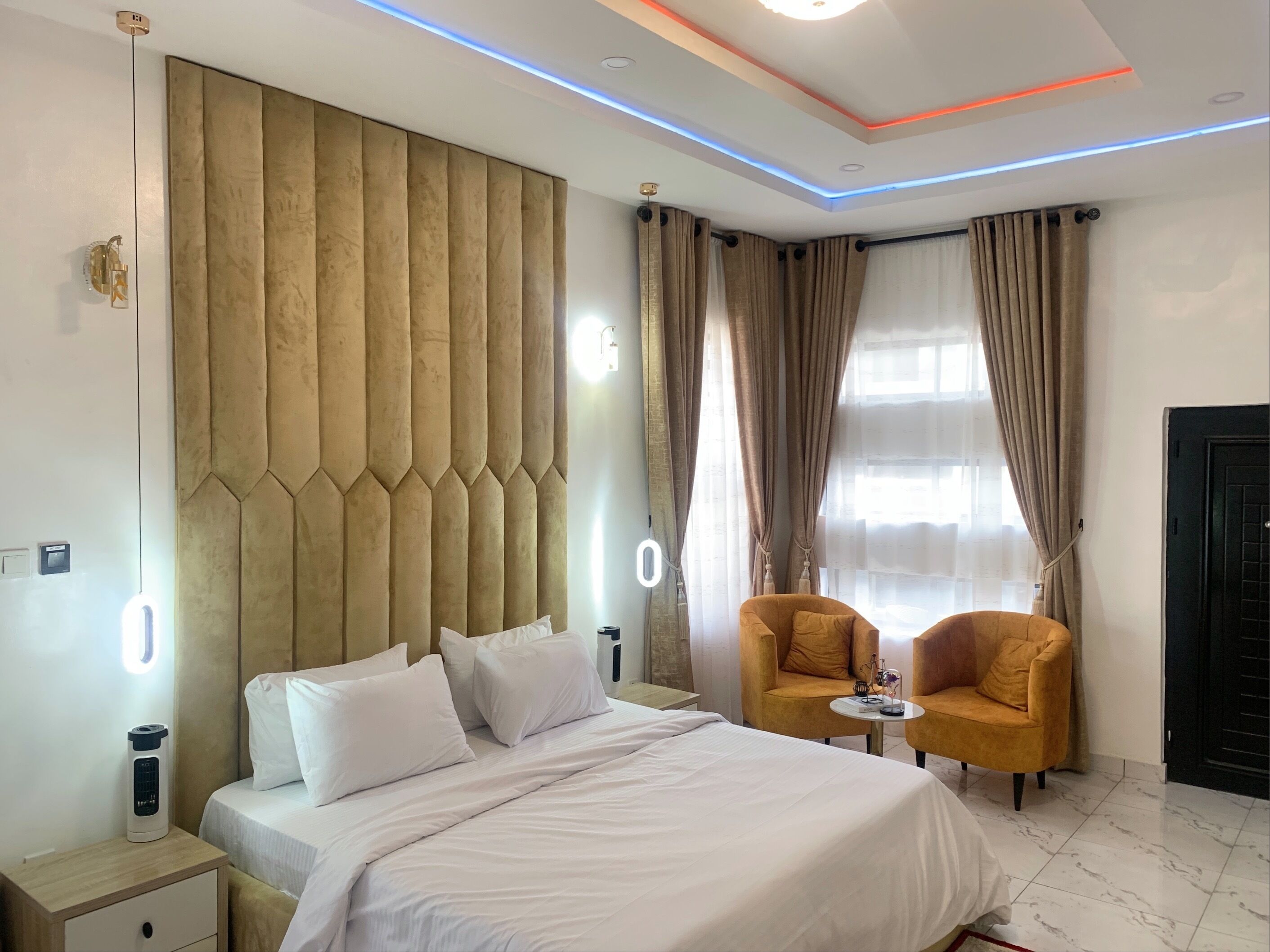 4 habitaciones, tabla de planchar con plancha, wifi y ropa de cama 