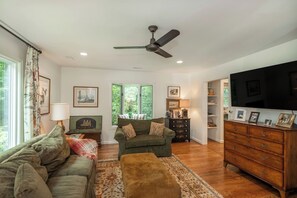 Smart TV, chimenea, mesa de ping pong