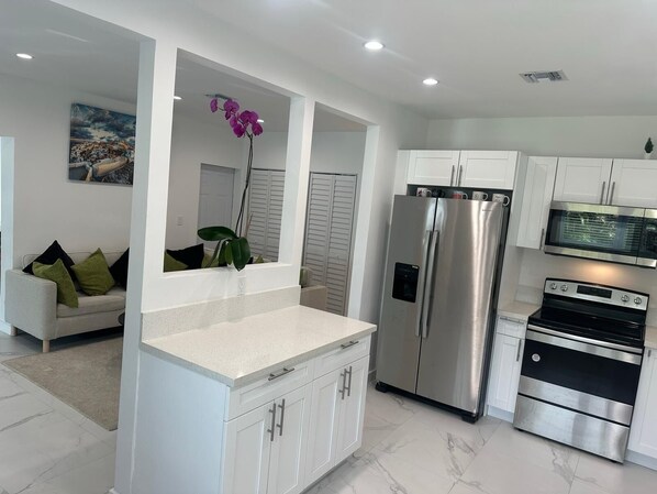 Fridge, microwave, oven, stovetop - Pool entire house 3bed 2bath and sofa bed (North Miami Beach)