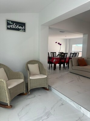 Interior - Pool entire house 3bed 2bath and sofa bed (North Miami Beach)