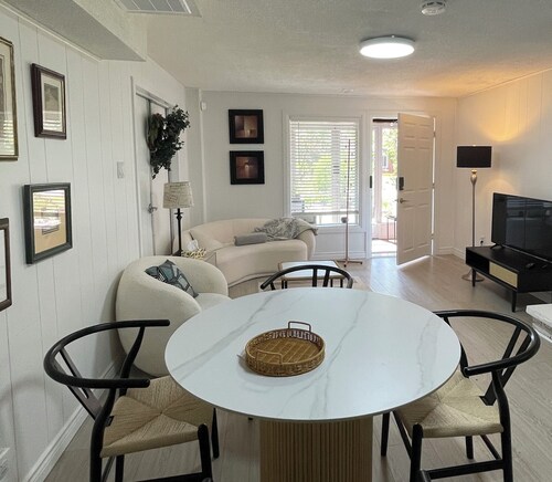 Full floor 2 bedroom suite at Thornhill