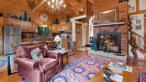 Smart TV, fireplace, books - Lakefront Ski Log Cabin on 2 acres (Washington)