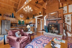 Smart TV, lareira, livros