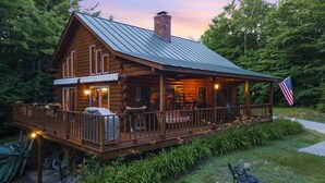 Exterior - Lakefront Ski Log Cabin on 2 acres (Washington)