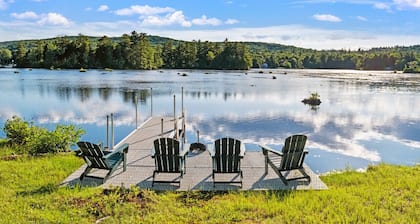 Lakefront Ski Log Cabin on 2 acres
