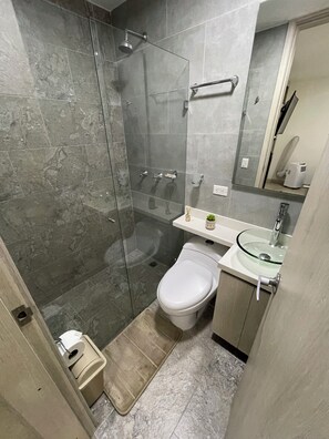 Shower, hair dryer, towels, soap - Apartamento Medellín Laureles Aire Acondicionado - 303 (Medellín)