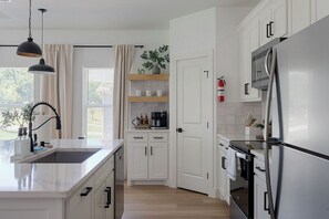 Køleskab, mikrobølgeovn, ovn, kogeplade